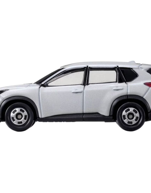 Load image into Gallery viewer, Takara Tomy Tomica #117 1/63 Diecast Car Toy Mini Nissan X-Trail (1st)
