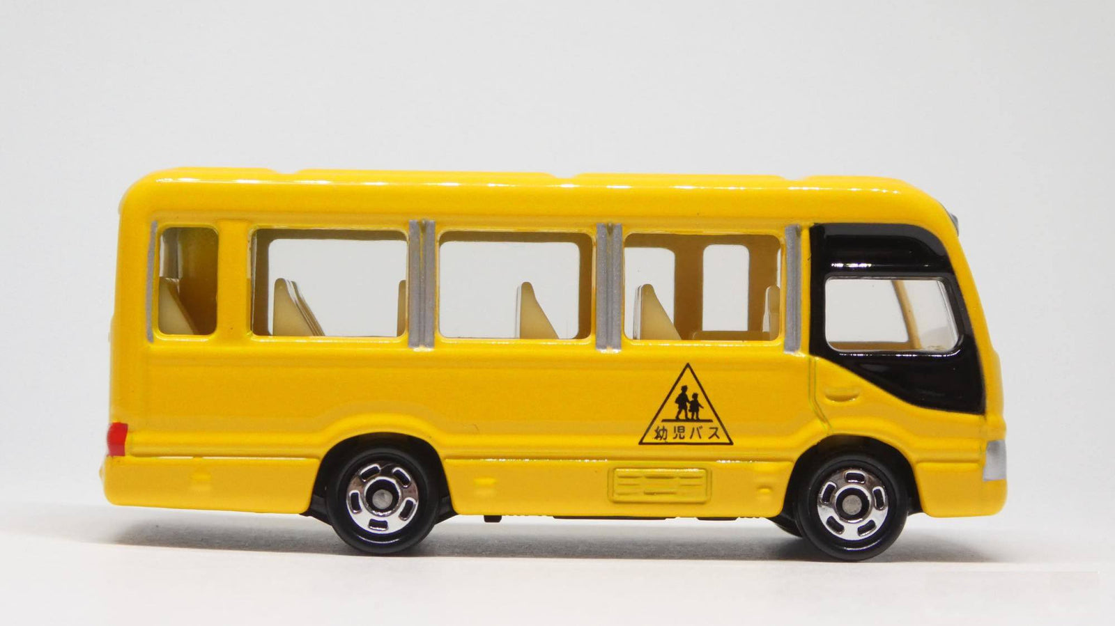 Takara Tomy Tomica #49 Toyota Coaster Kindergarten Bus Scale 1/89 Diecast Car
