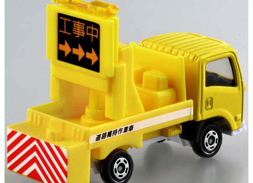 Load image into Gallery viewer, Takara Tomy Tomica No.26 Isuzu Elf Road Sign Truck 1/64  Mini Diecast Toy Car
