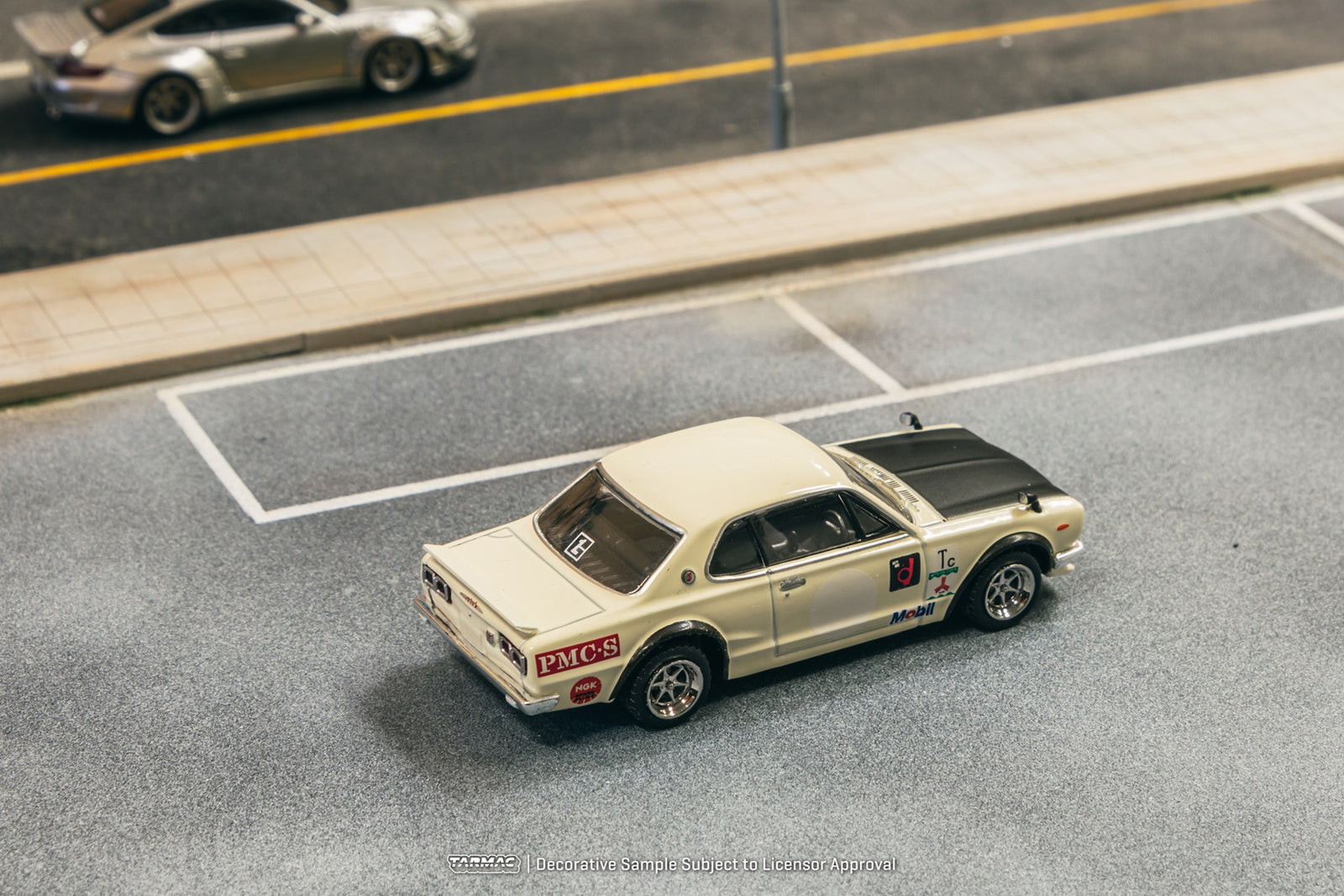 Tarmac Works 1/64 Nissan Skyline 2000 GT-R (KPGC10) White Model Car