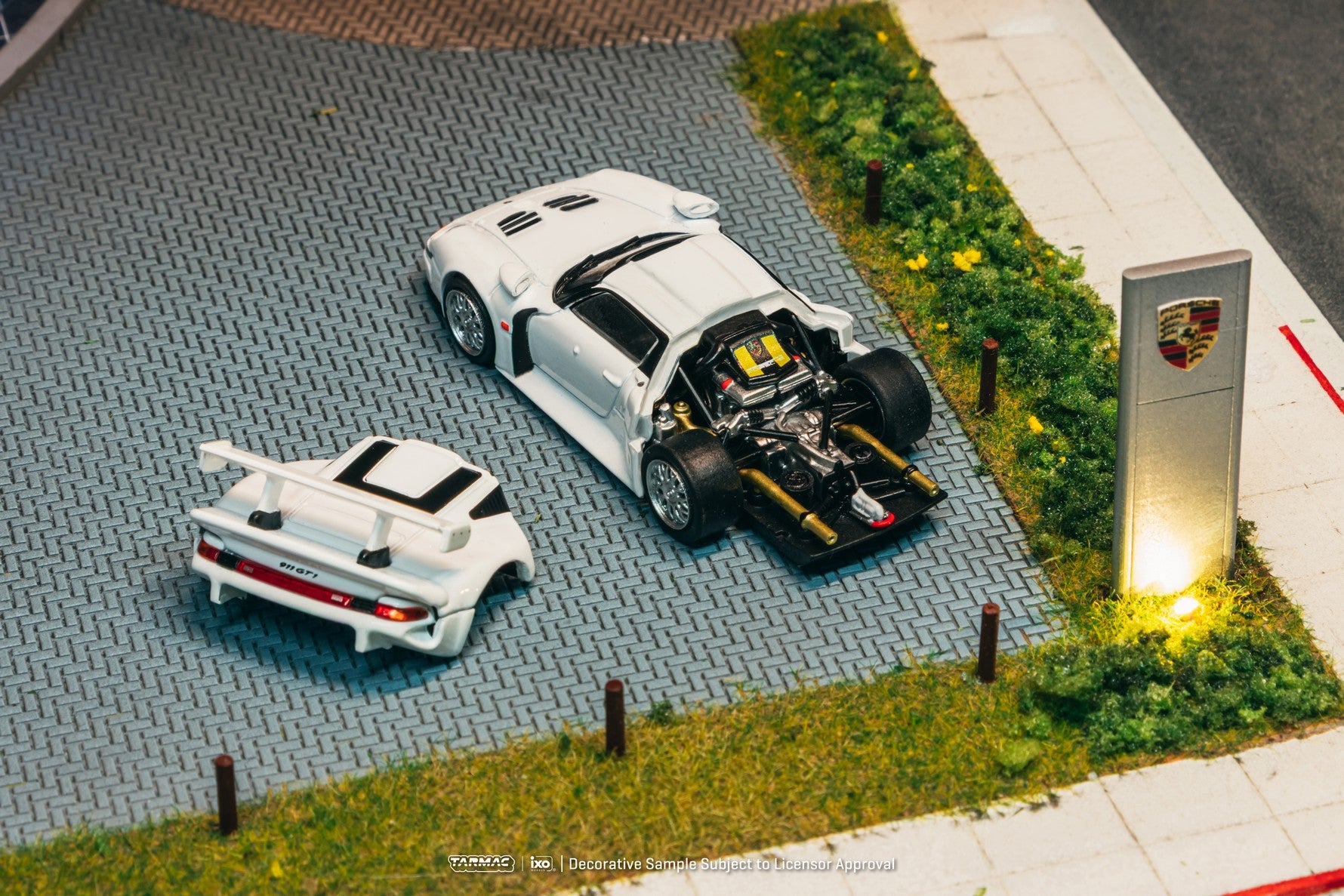(Pre-order) Tarmac Works 1/64 Porsche 911 GT1 White with Taramc Cards Set