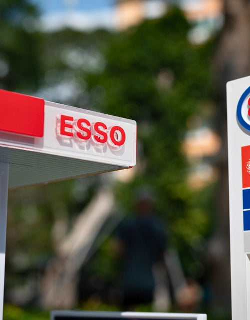 Load image into Gallery viewer, Tiny City Hong Kong Bd30 1/64 ESSO Gas Station Petrol Model Diorama
