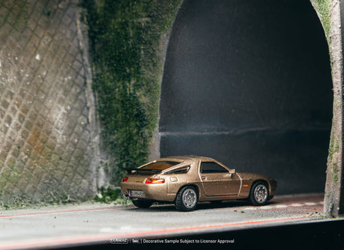 Load image into Gallery viewer, (Pre-order) Tarmac Works 1/64 Porsche 928 S4 Platinum Metallic Diecast Model Car
