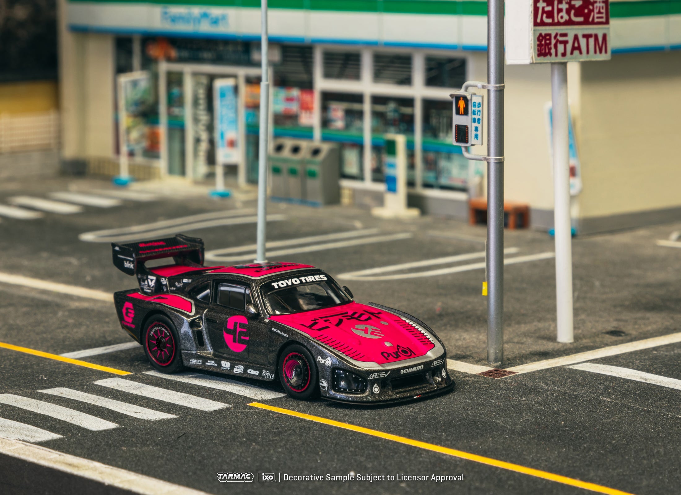 Tarmac Works 1/64 Bisimoto Porsche 935 K3V with Trading Card Set
