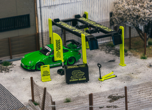 Load image into Gallery viewer, Tarmac Works 1/64 Garage tools set Student Driver Diorama Parts
