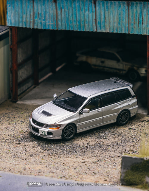 Load image into Gallery viewer, Tarmac Works Diecast Car 1/64 Mitsubishi Lancer Evolution Wagon
