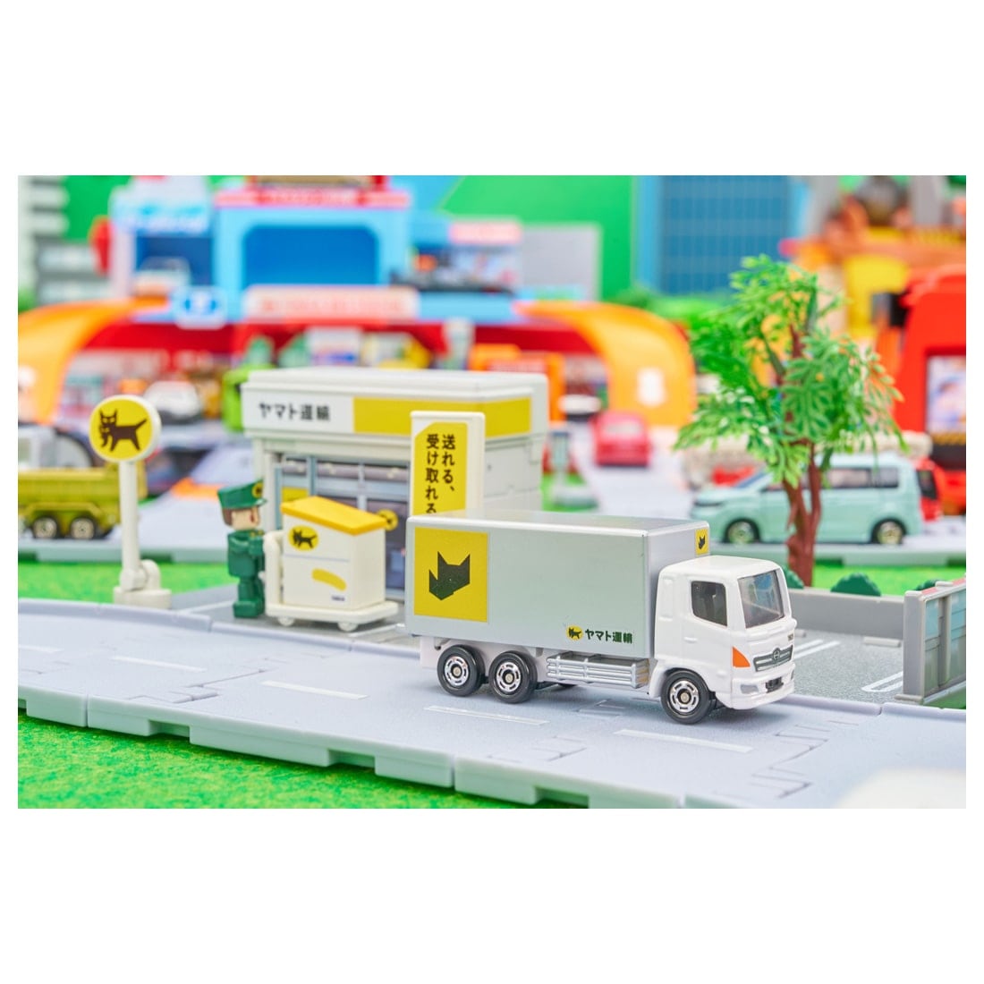 Takara Tomy TOMICA World Town Yamato Transport Sales Office Playset with Car