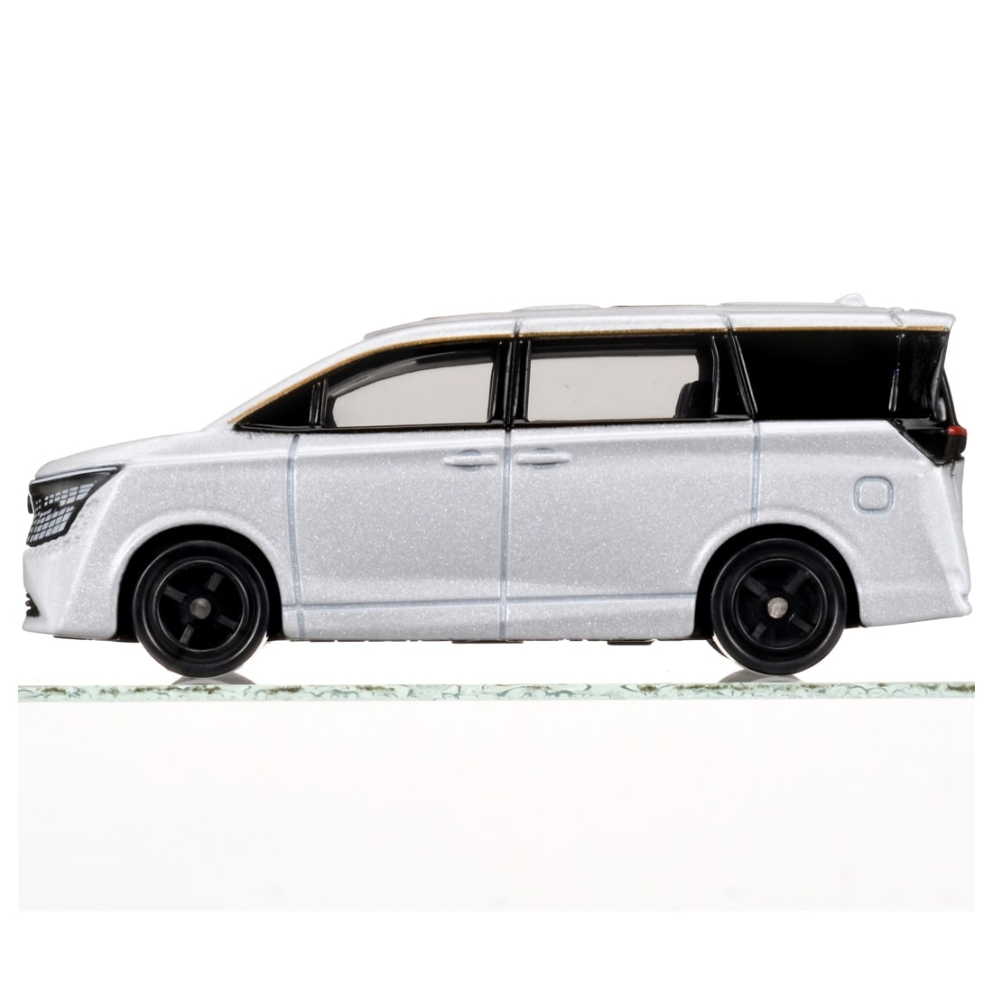 Takara Tomy Tomica No. 93 1/65 Nissan Elgrand Diecast Model Car