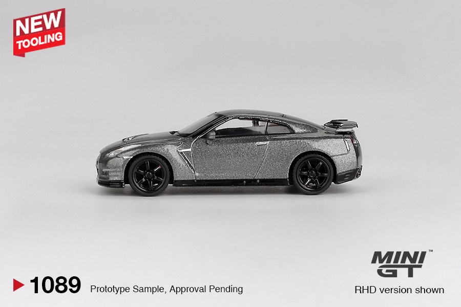 MINI GT #1089 NISSAN GT-R 2013 Dark Metal Gray  (NISMO R35 CRS Ver)