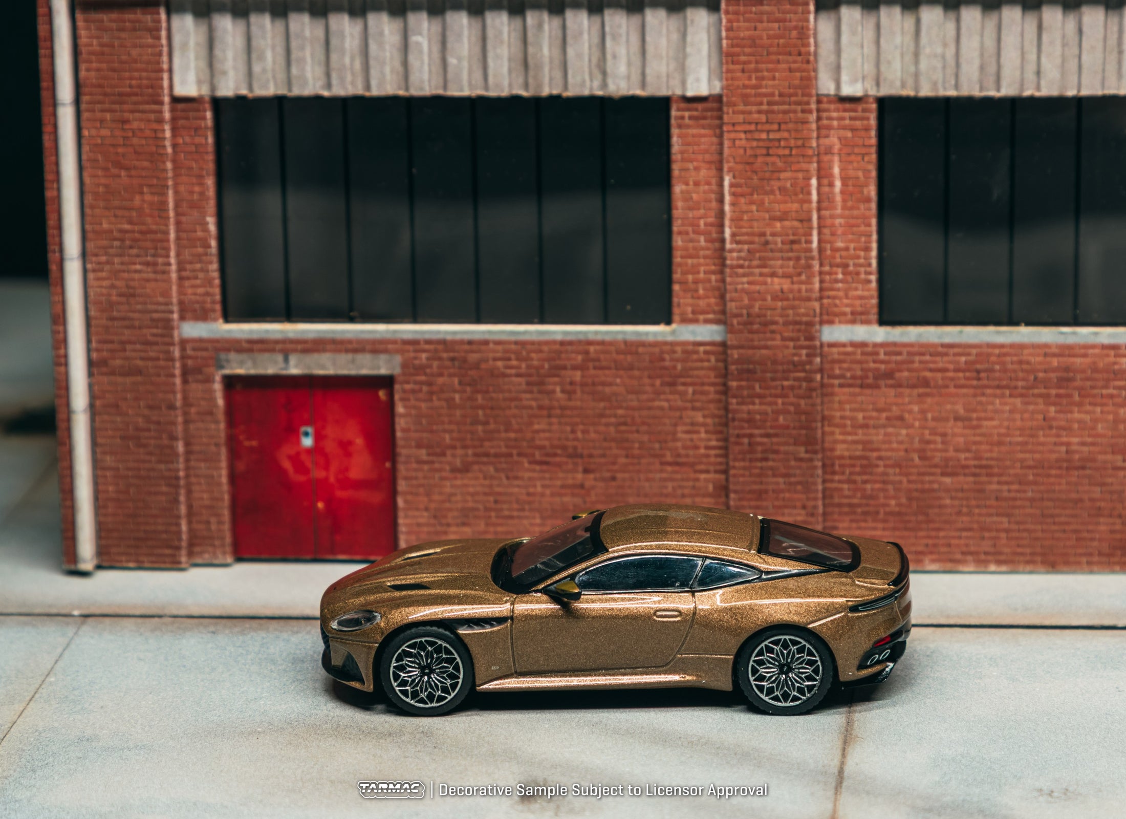 (Pre-order) Tarmac Works 1/64 Aston Martin DBS Superleggera Brown Metallic Model