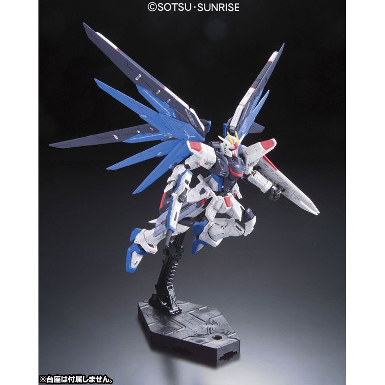 Bandai RG 1/144 ZGMF-X10A Freedom Gundam (Gundam Model Kits)