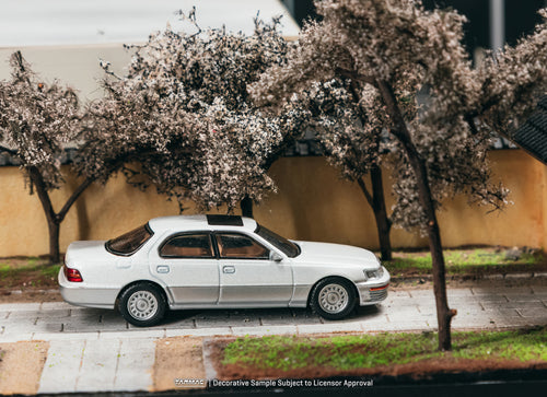 Load image into Gallery viewer, (Pre-order) Tarmac Works 1/64 Lexus LS400 (UCF10) Pearl White Diecast Model Car
