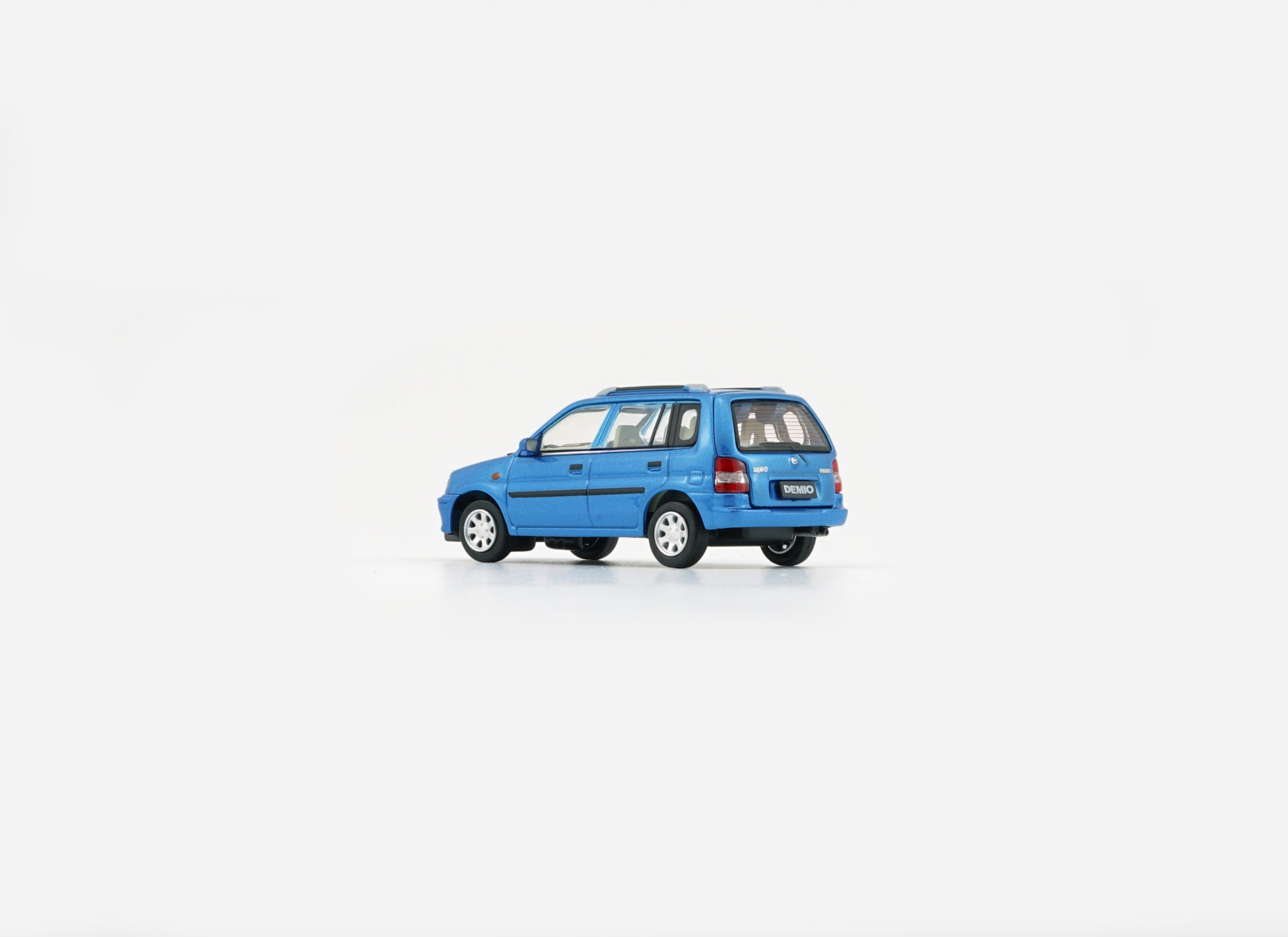 BMC 1/64 Mazda 1994 Demio (Metro) - Blue (RHD) Model with figures