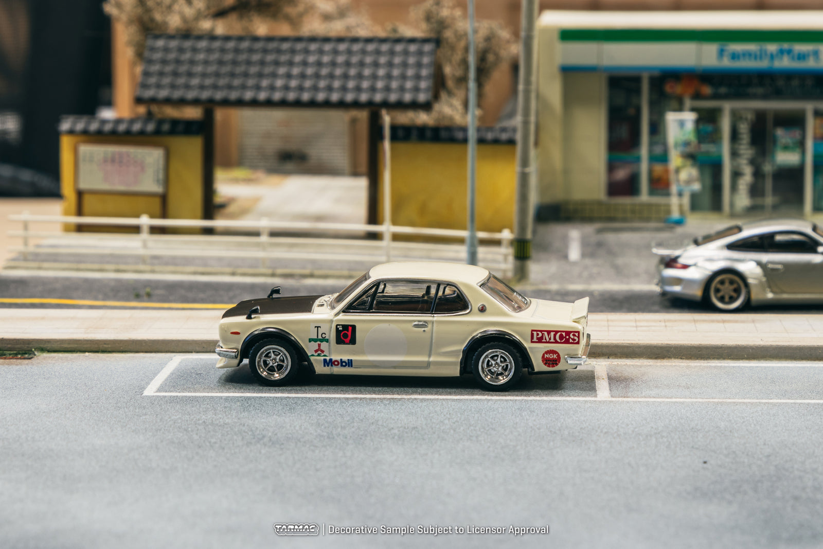 Tarmac Works 1/64 Nissan Skyline 2000 GT-R (KPGC10) White Model Car