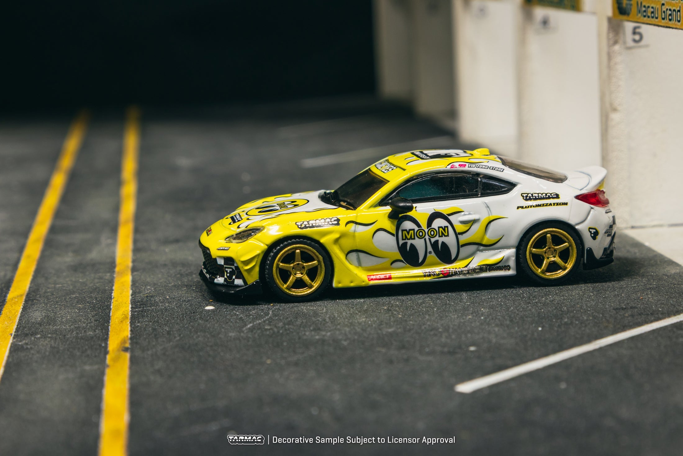 Tarmac Works 1:64 Toyota GR86 MOONEYES Diecast Model Car