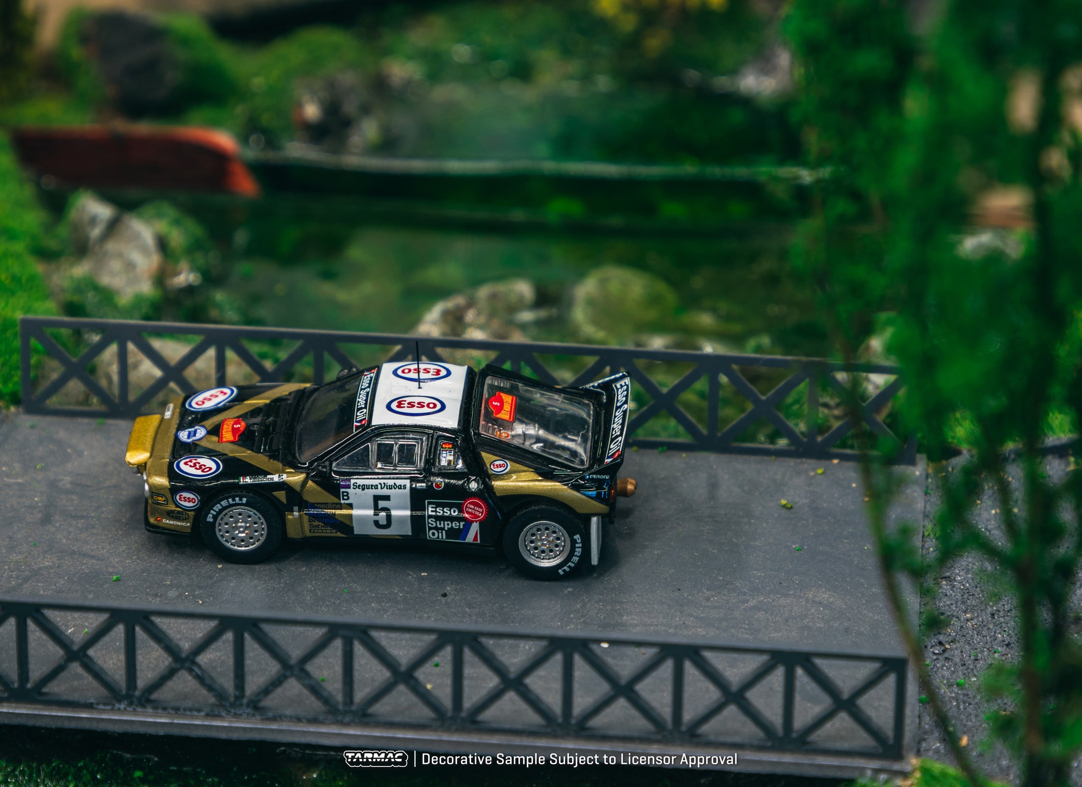 Tarmac Works 1/64 Lancia 037 Rally Rally Catalunya 1985 Diecast Car