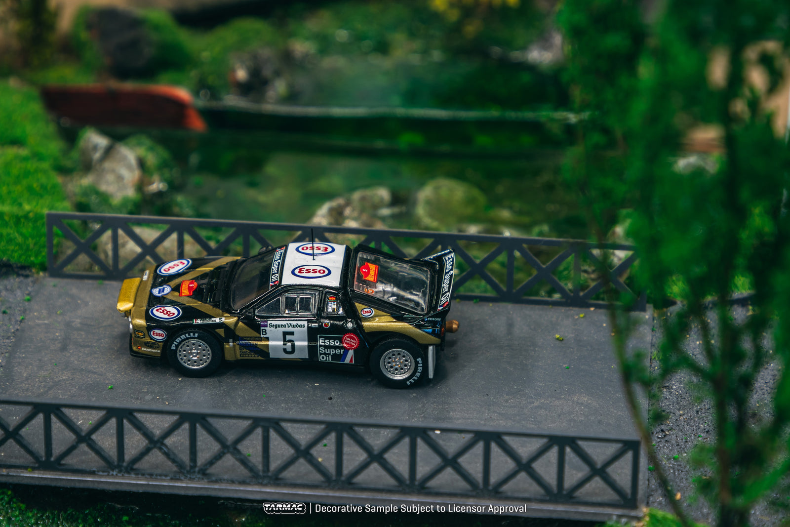 Tarmac Works 1/64 Lancia 037 Rally Rally Catalunya 1985 Diecast Car