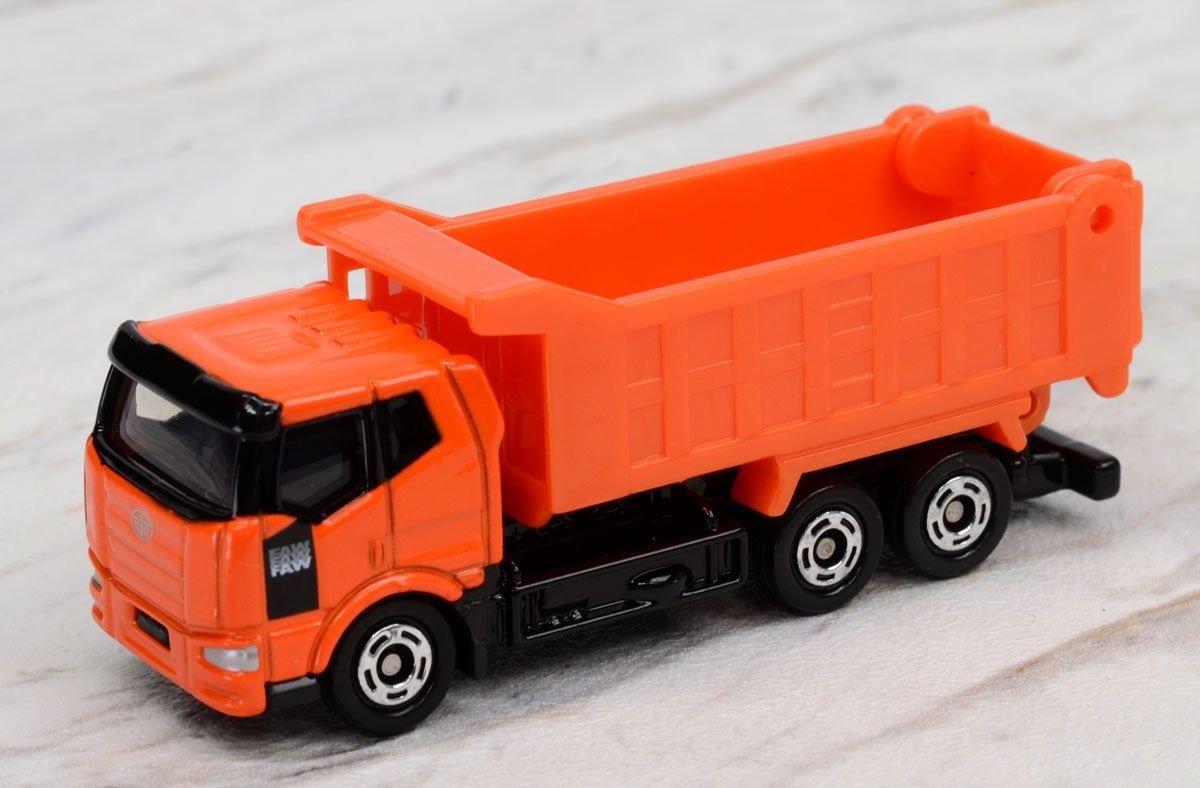 Takara Tomy Tomica diecast car CN-13 - Faw Jiefang J6 Orange