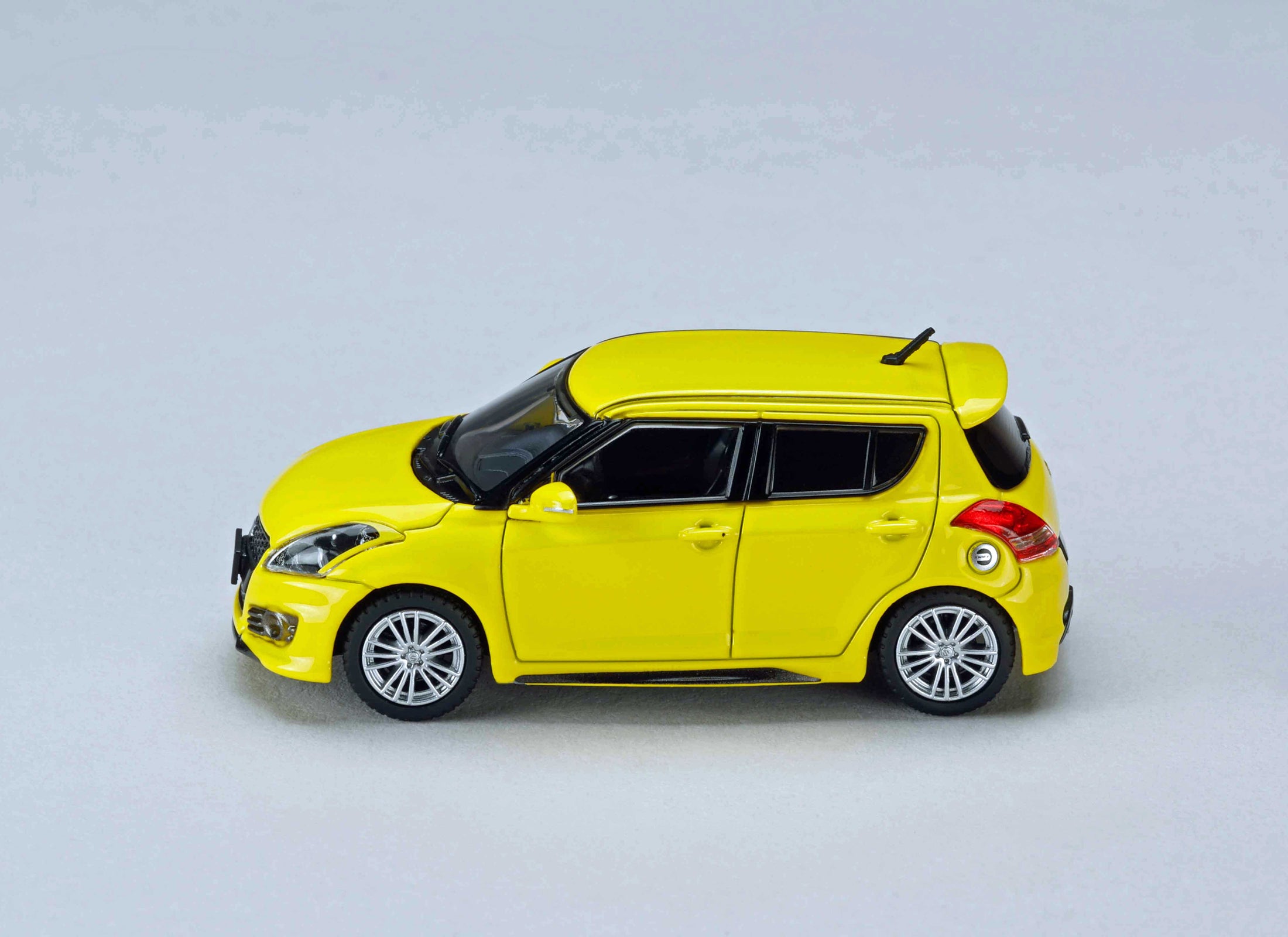 (Pre-order) Hobby JAPAN 1/64 SUZUKI SWIFT SPORT ZC32S AERO PARTS CHAMPION YELLOW
