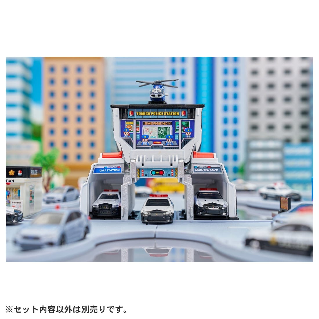 Takara Tomy World Tomica Vehicle Town Transforming Patrol Car (with Tomica Car)