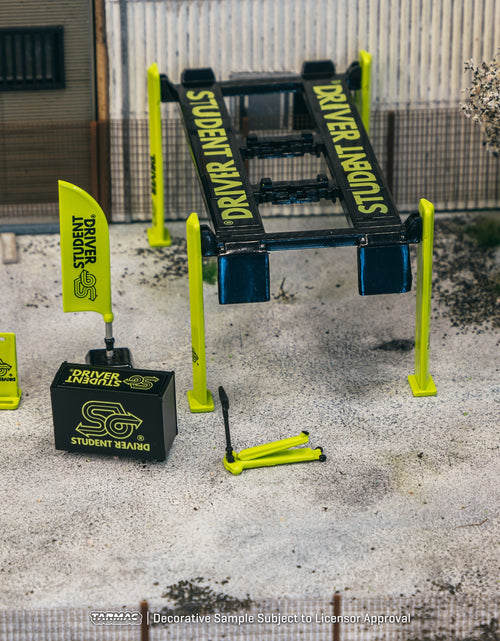 Load image into Gallery viewer, Tarmac Works 1/64 Garage tools set Student Driver Diorama Parts
