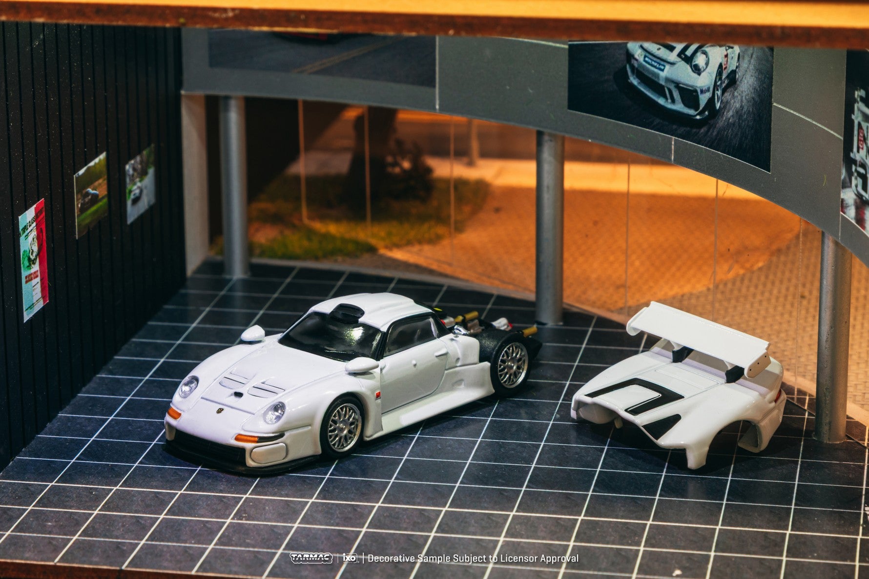 (Pre-order) Tarmac Works 1/64 Porsche 911 GT1 White with Taramc Cards Set