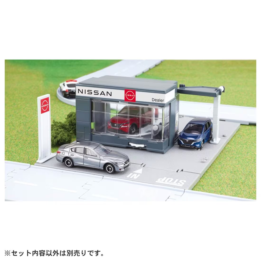 Takara Tomy Tomica World Tomica Town Nissan Car Dealer (w/ Tomica Car x 1)