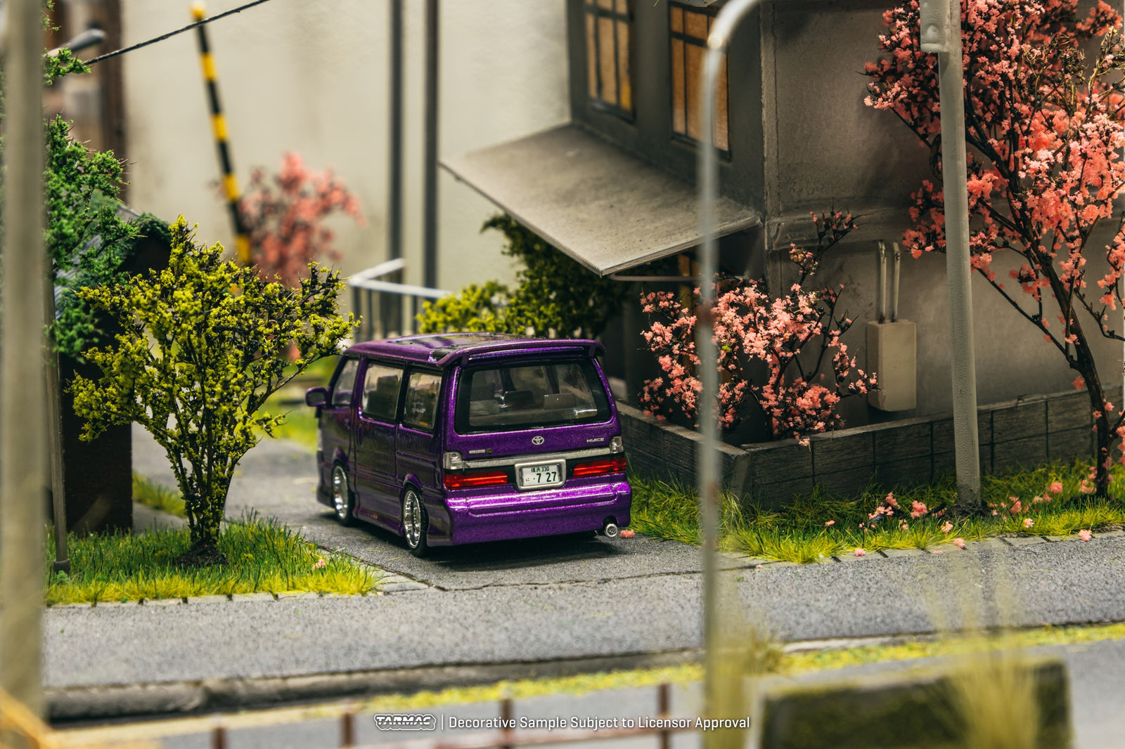 Tarmac Works Diecast Car 1/64 Toyota Hiace Wagon Custom Purple