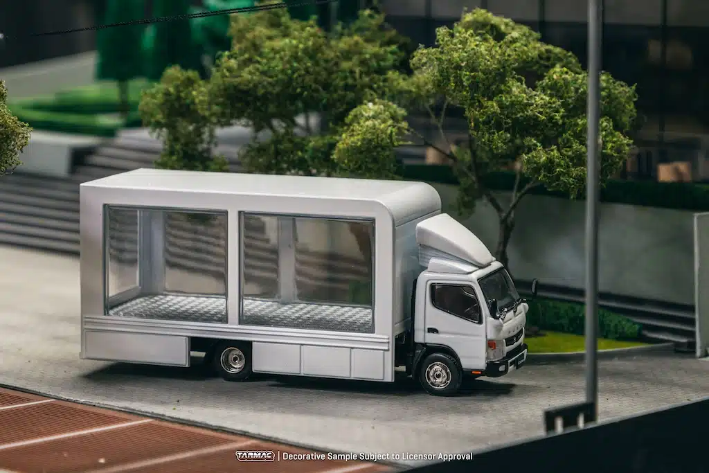 Tarmac Works 1/64 Mitsubishi Fuso Canter Mobile Display Truck