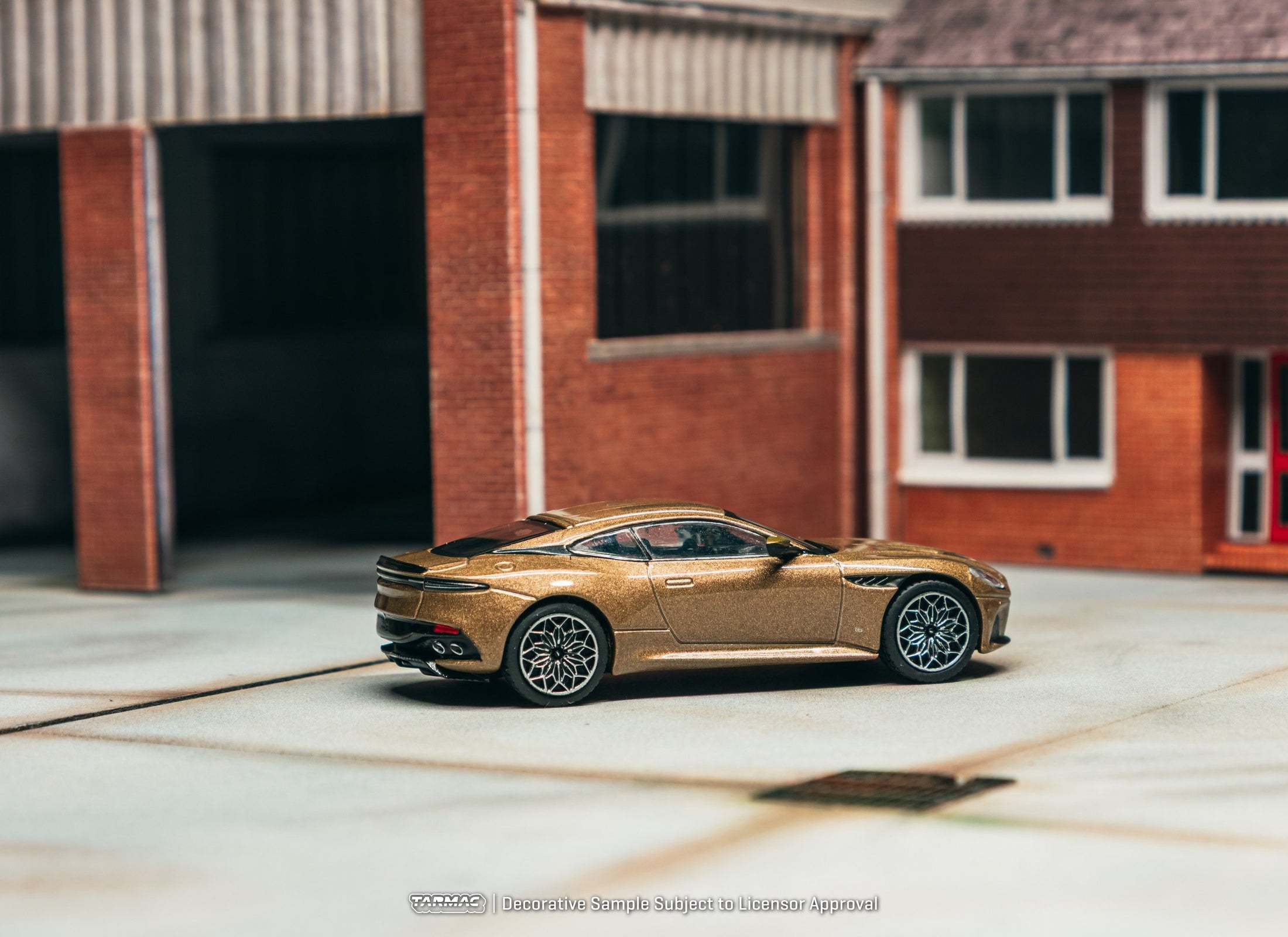 (Pre-order) Tarmac Works 1/64 Aston Martin DBS Superleggera Brown Metallic Model