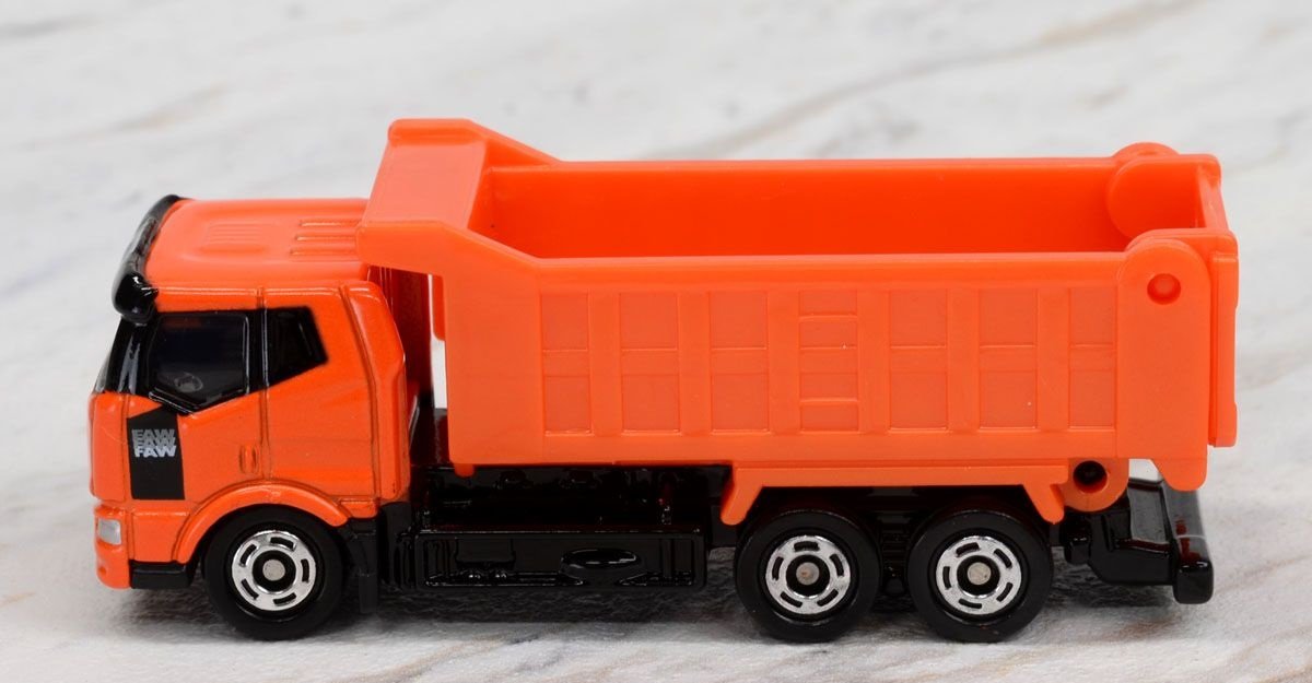 Takara Tomy Tomica diecast car CN-13 - Faw Jiefang J6 Orange
