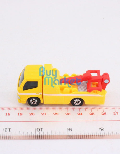 Load image into Gallery viewer, Takara Tomy Tomica No.05 Toyota DYNA Wrecker Truck Diecast Toy Car 2018 NEW
