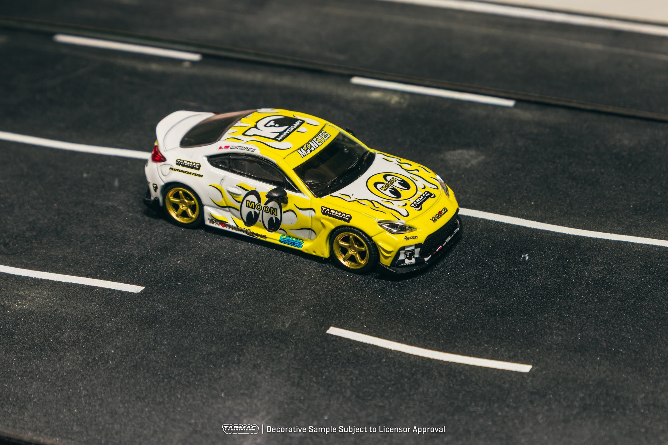 Tarmac Works 1:64 Toyota GR86 MOONEYES Diecast Model Car
