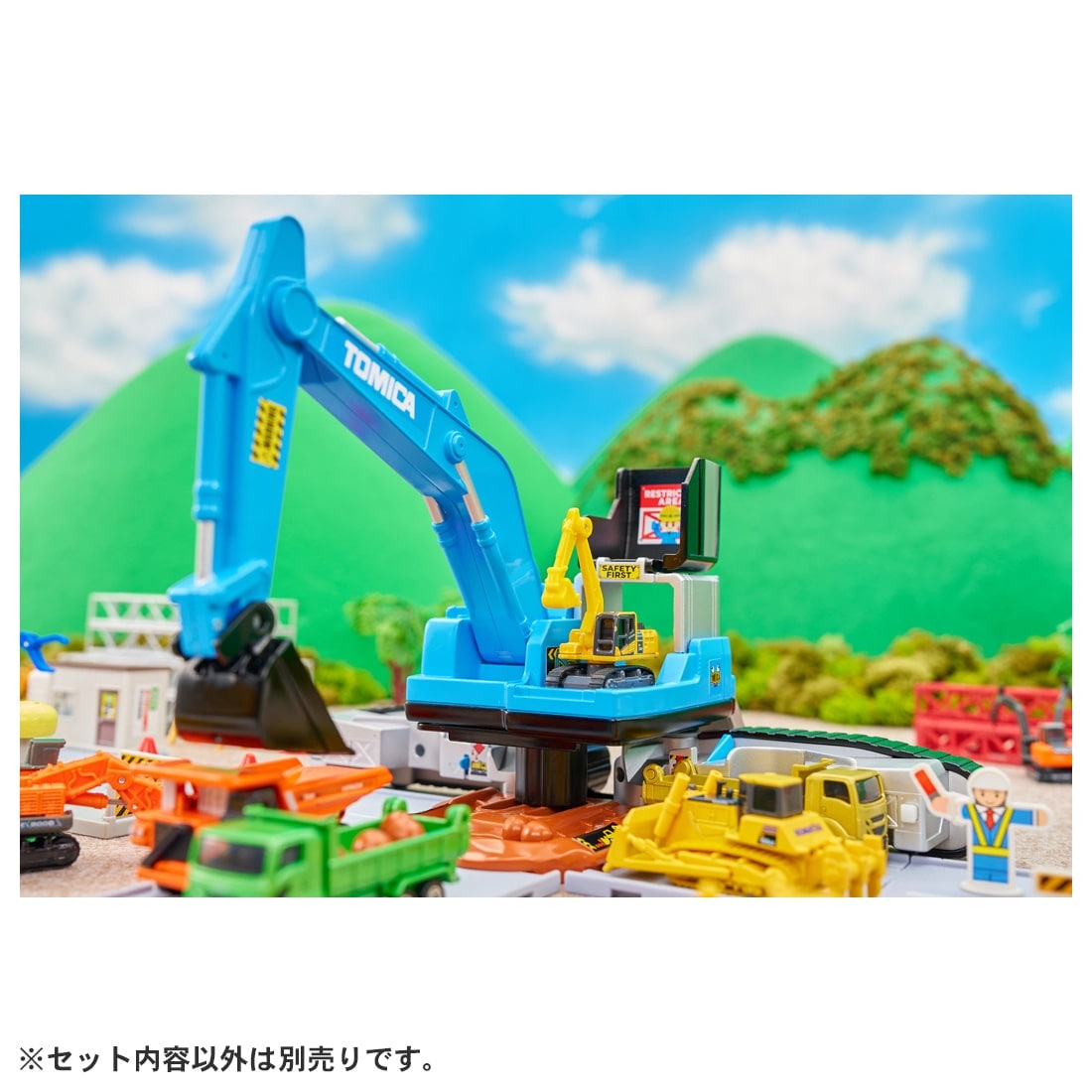 Takara Tomy Tomica World Tomica Vehicle Town Transforming Excavator w/Tomica Car