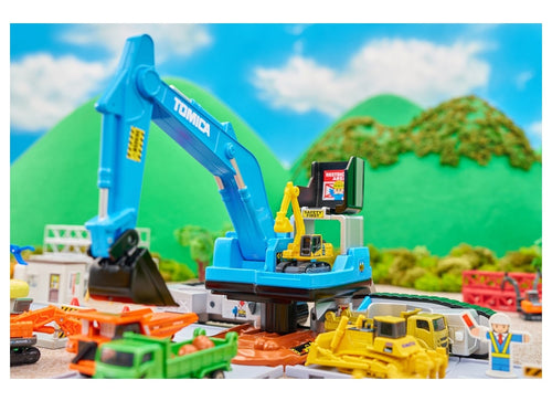 Load image into Gallery viewer, Takara Tomy Tomica World Tomica Vehicle Town Transforming Excavator w/Tomica Car
