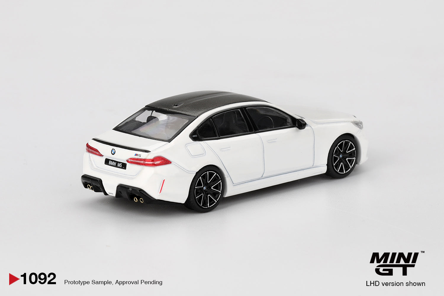 (Pre-order) MINI GT 1/64 #1092 BMW M5 Alpine White LHD Diecast Model Car