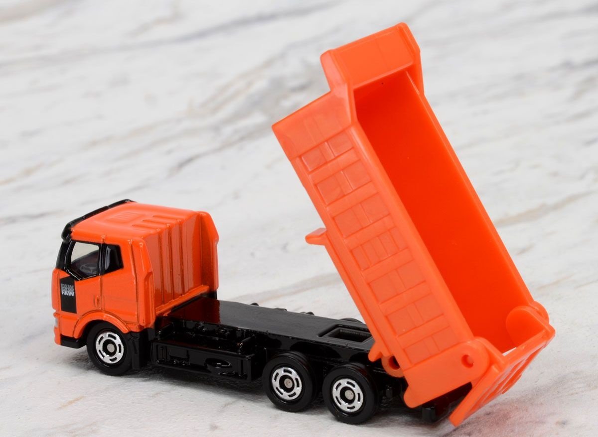 Takara Tomy Tomica diecast car CN-13 - Faw Jiefang J6 Orange