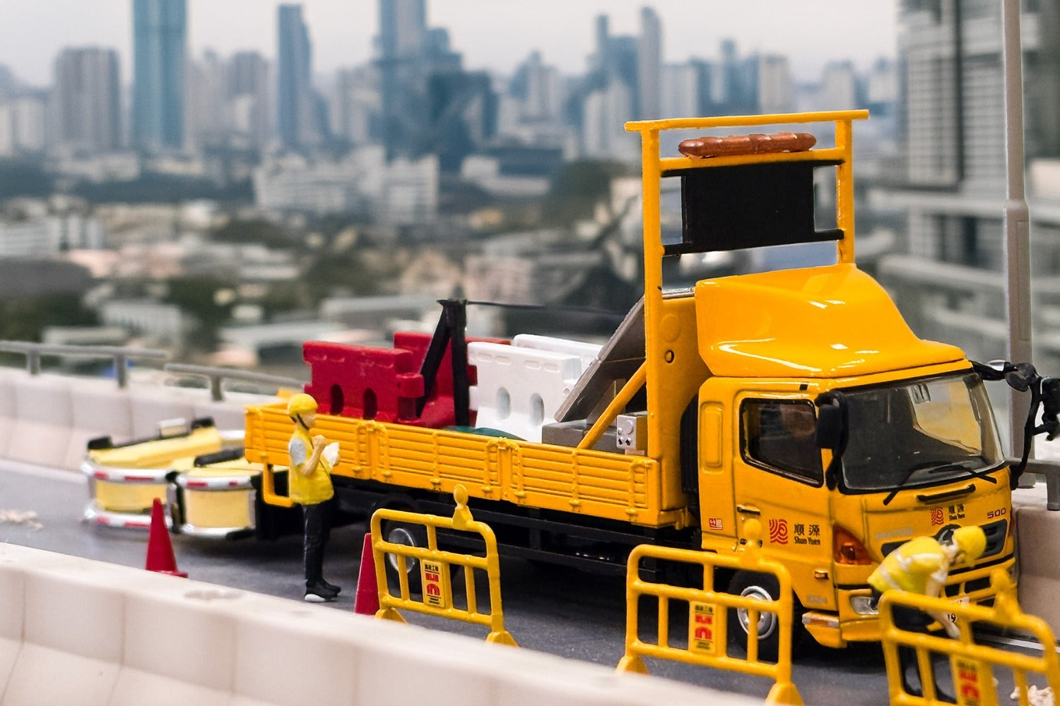 Tiny City Die-cast Model Car - Hino500 with Truck Mounted Attenuator Shun Yuen