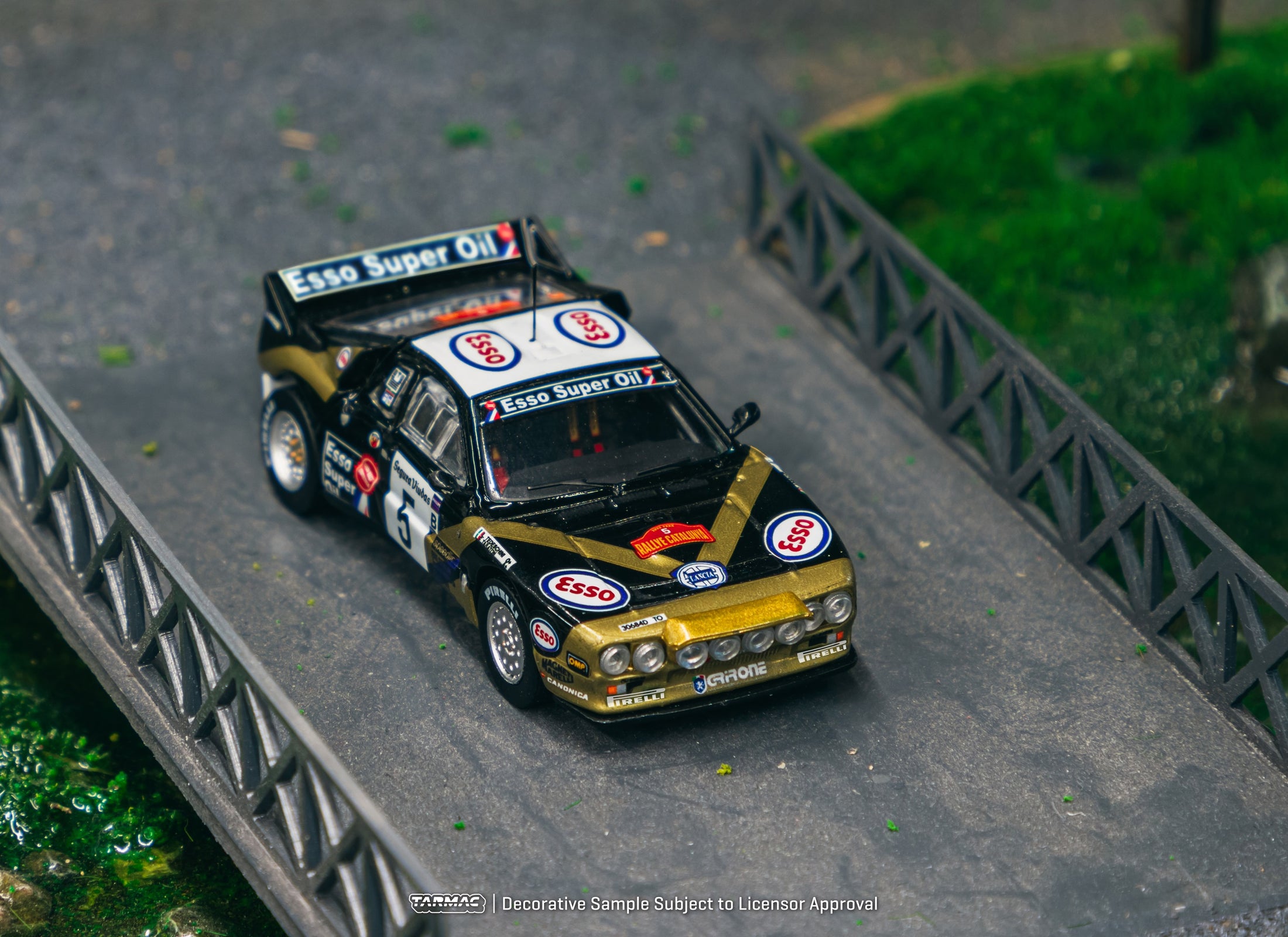 Tarmac Works 1/64 Lancia 037 Rally Rally Catalunya 1985 Diecast Car