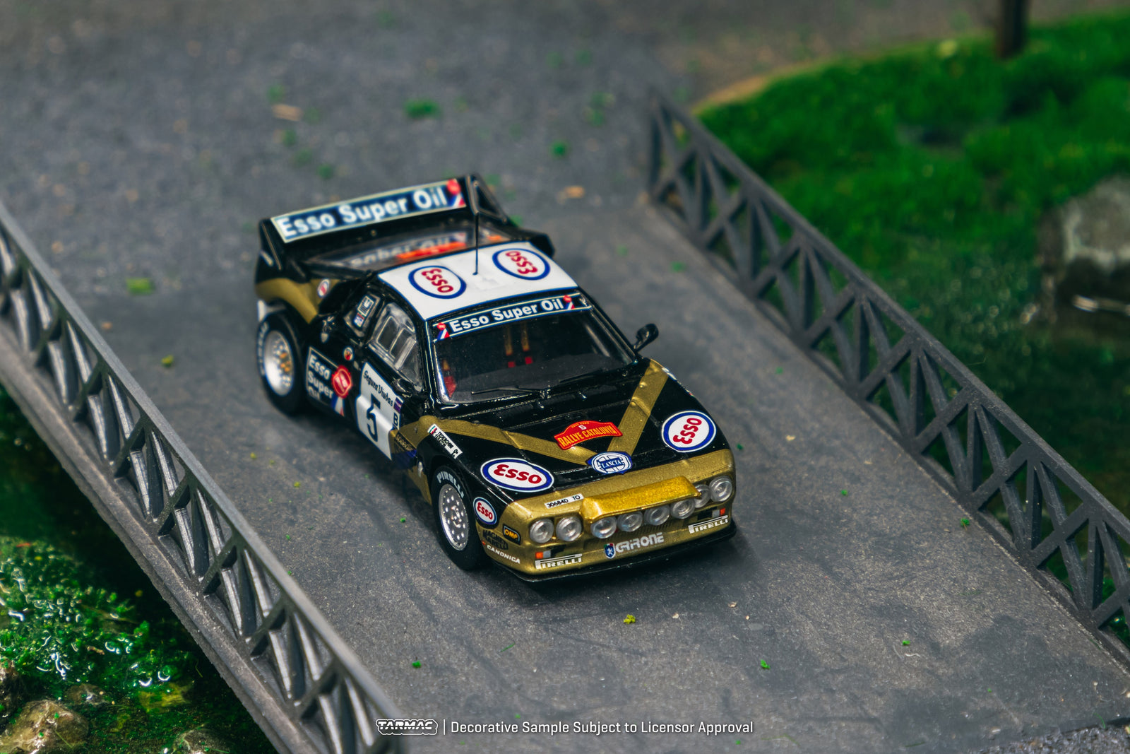 Tarmac Works 1/64 Lancia 037 Rally Rally Catalunya 1985 Diecast Car