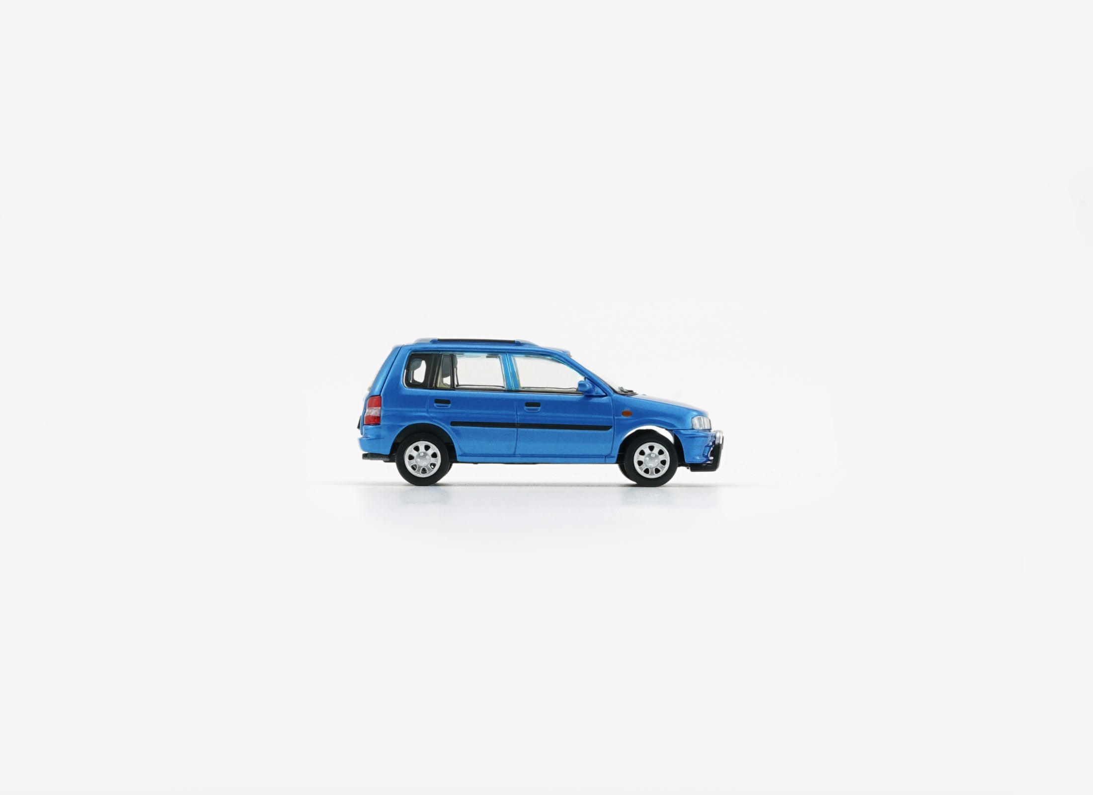 BMC 1/64 Mazda 1994 Demio (Metro) - Blue (RHD) Model with figures