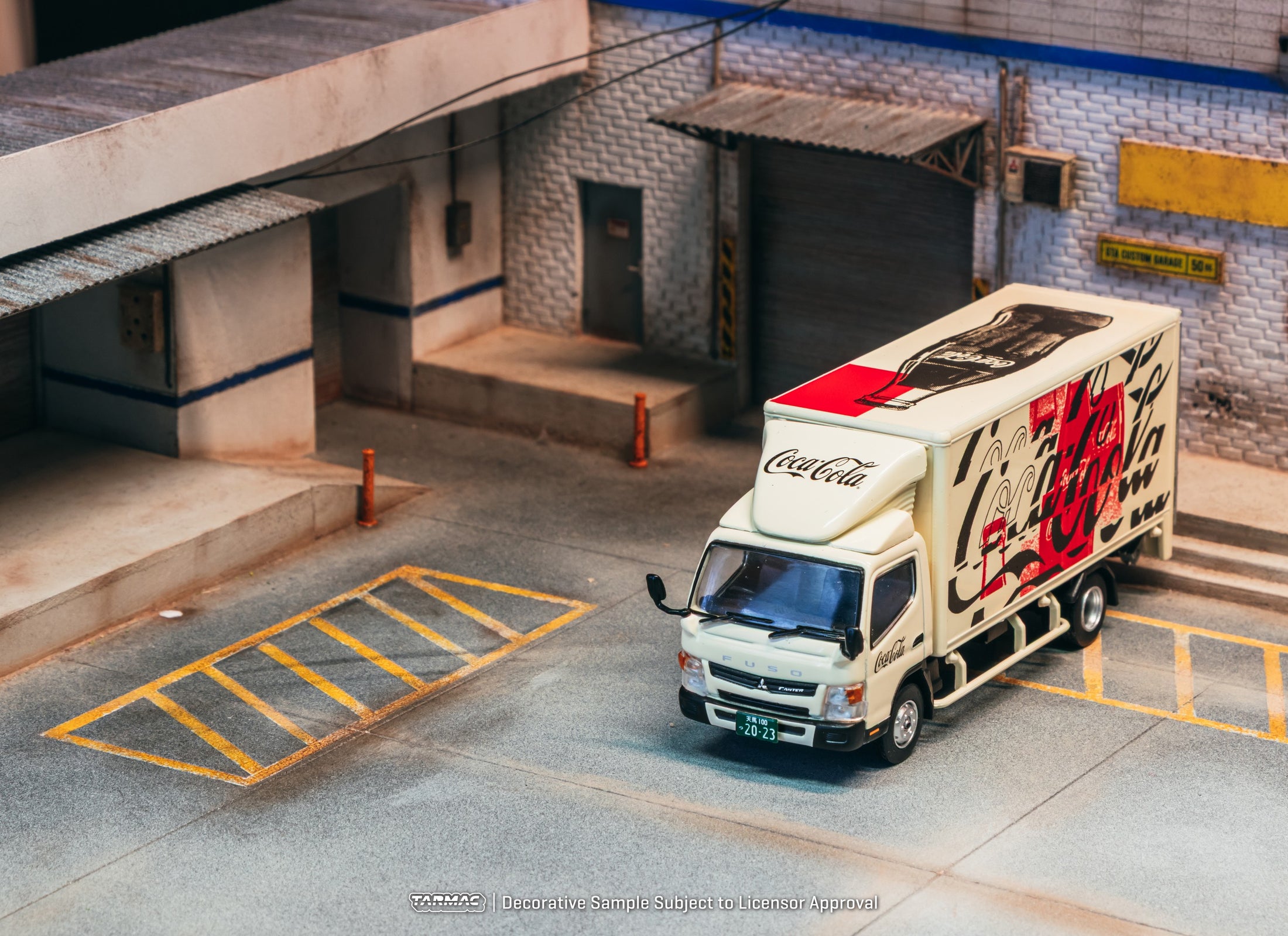 (Pre-order) Tarmac Works 1/64 Mitsubishi Fuso Canter COCA- COLA Model Car