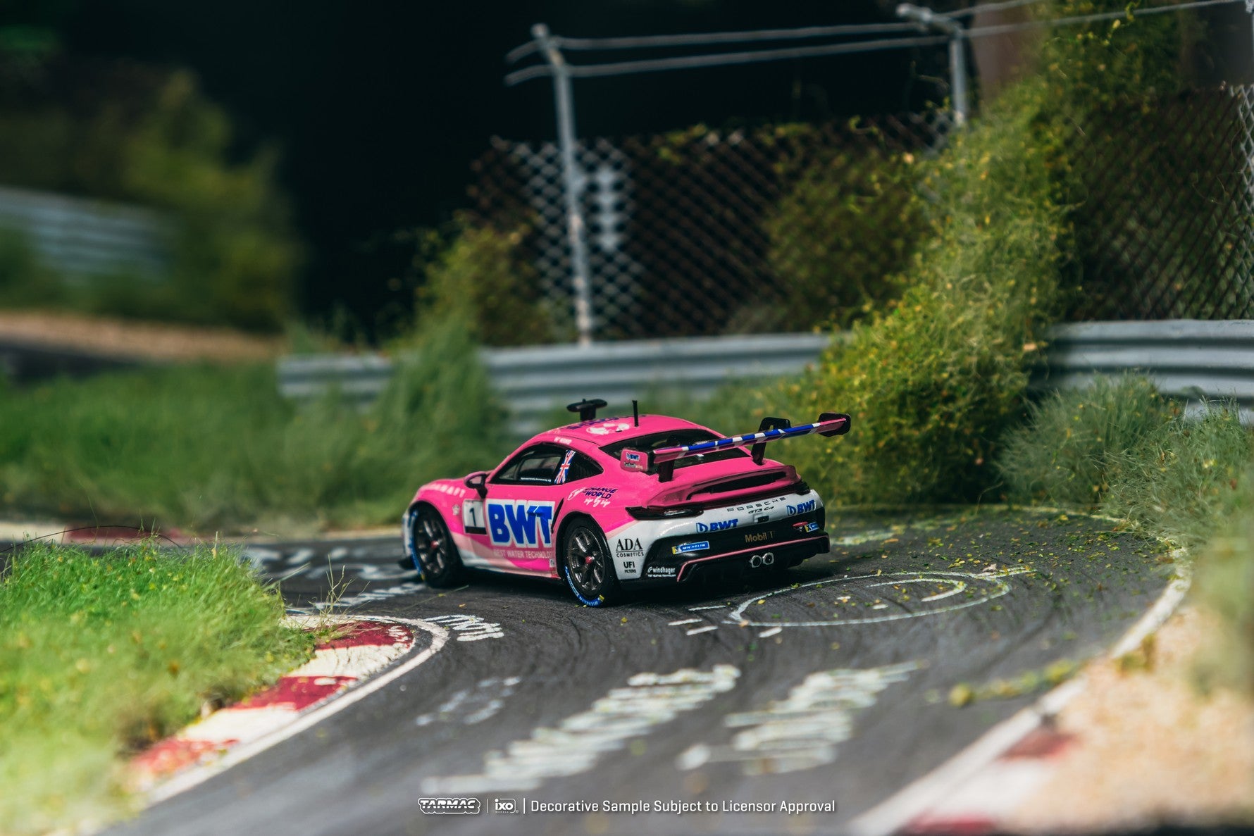 Tarmac Works 1/64 Porsche 911 GT3 Cup (992) Porsche Mobil 1 Supercup