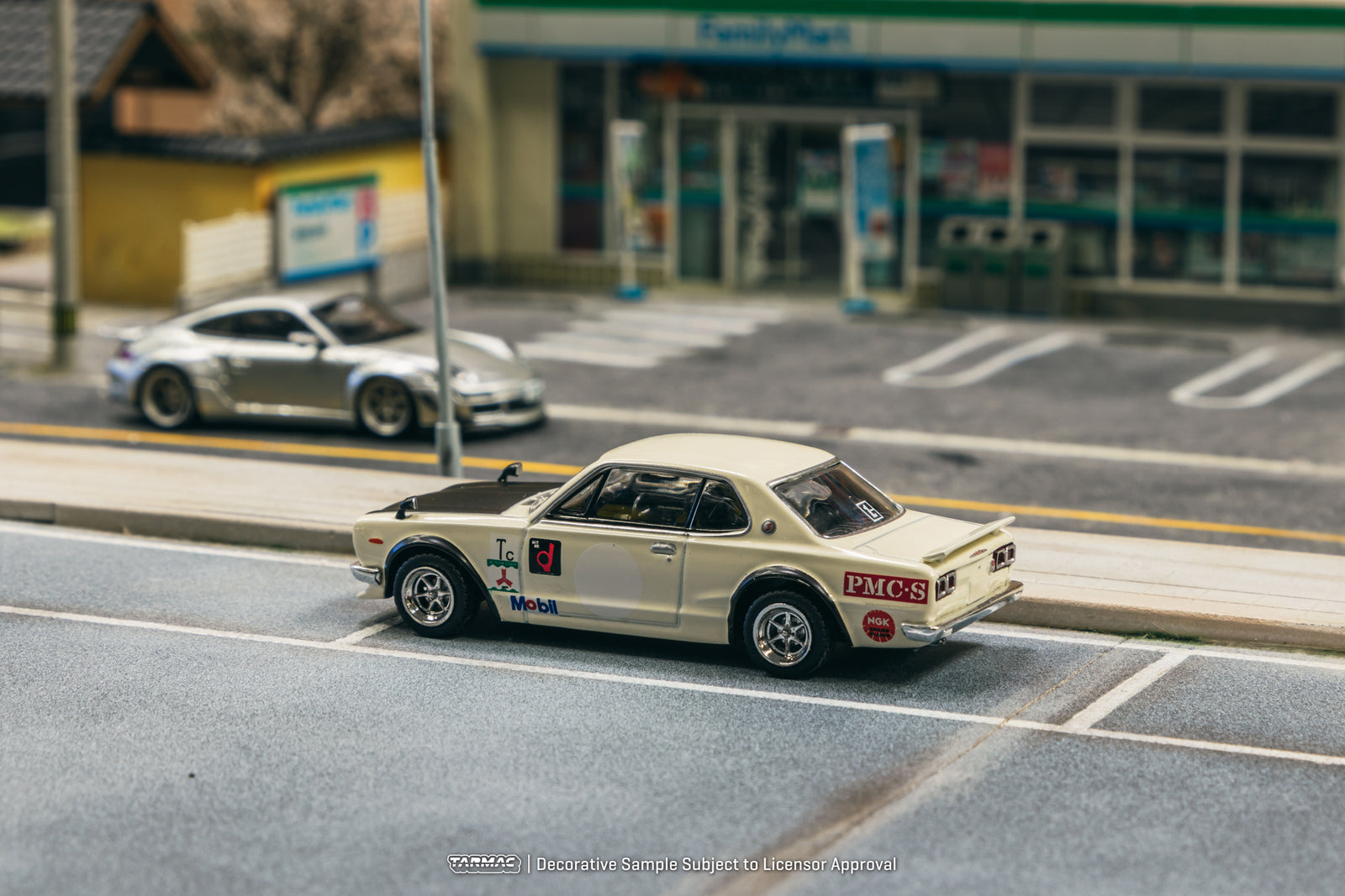 Tarmac Works 1/64 Nissan Skyline 2000 GT-R (KPGC10) White Model Car